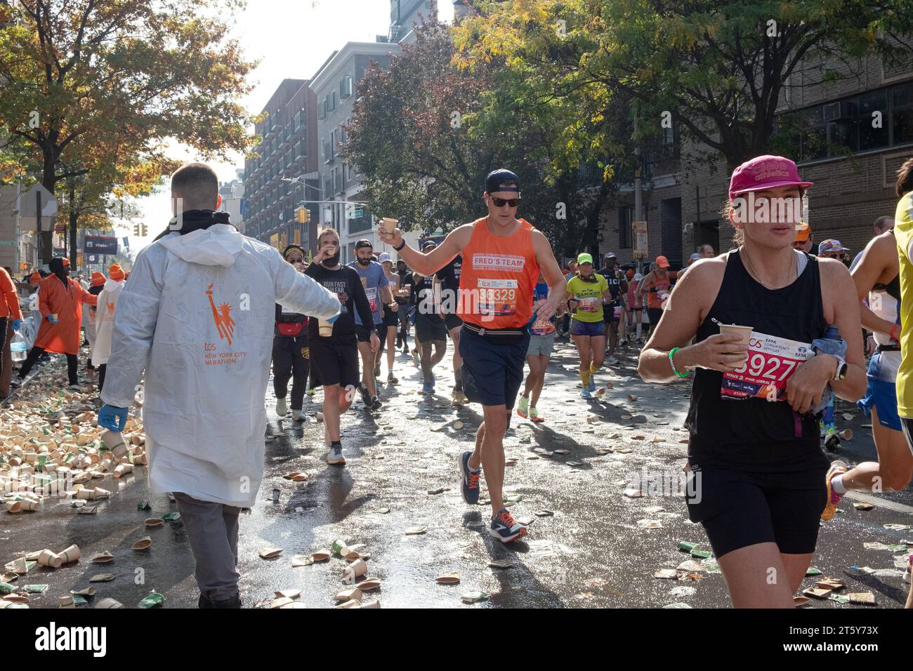 Scènes de la station d'eau de 10 km au marathon de New York 2023. Sur Bedford Avenue à Wiliamsburg, Brooklyn, Banque D'Images