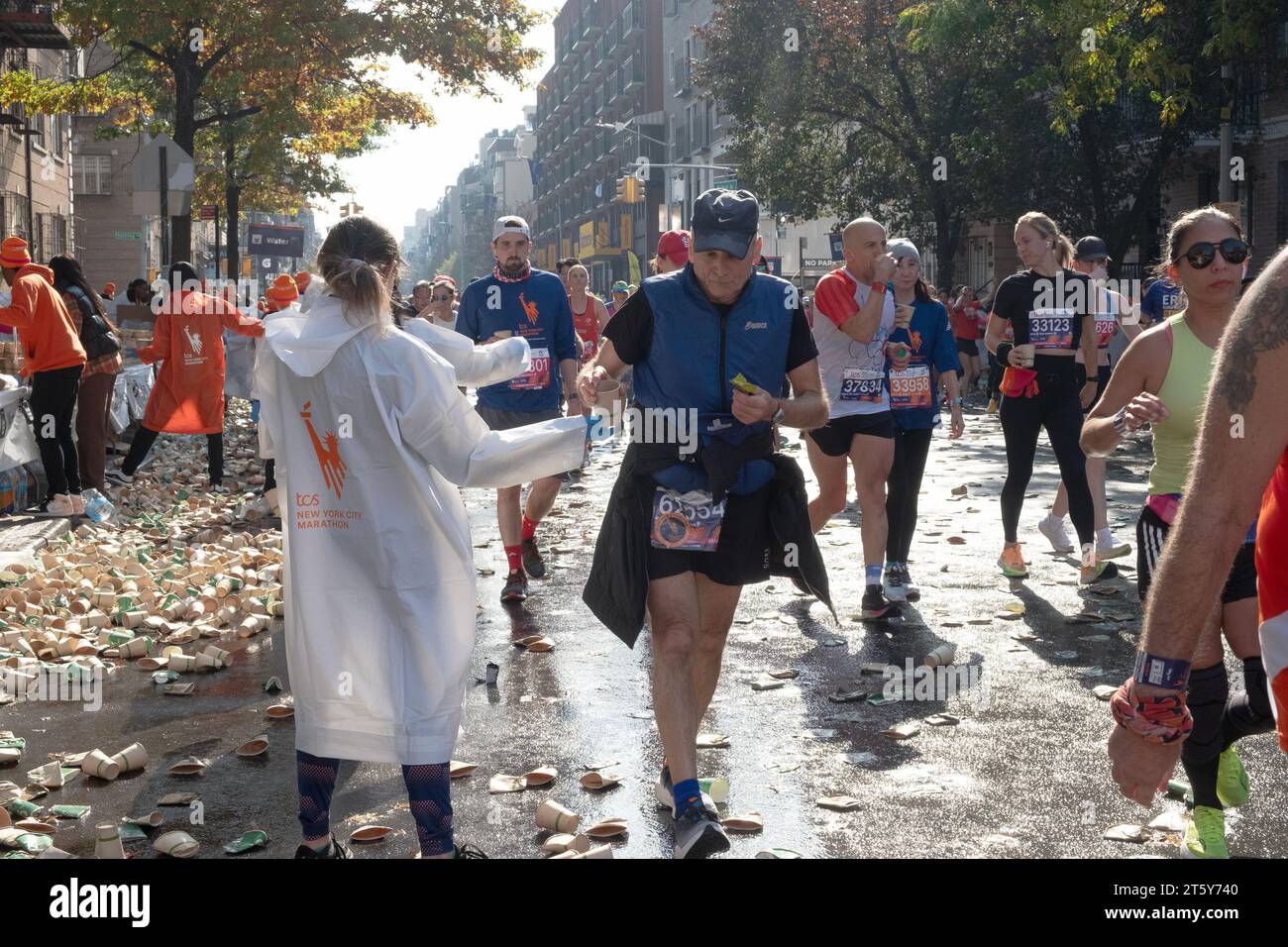 Activités à la station d'eau par le marqueur de 10 miles. Sur Bedford Avenue à Williamsburg, Brooklyn, New York. Banque D'Images