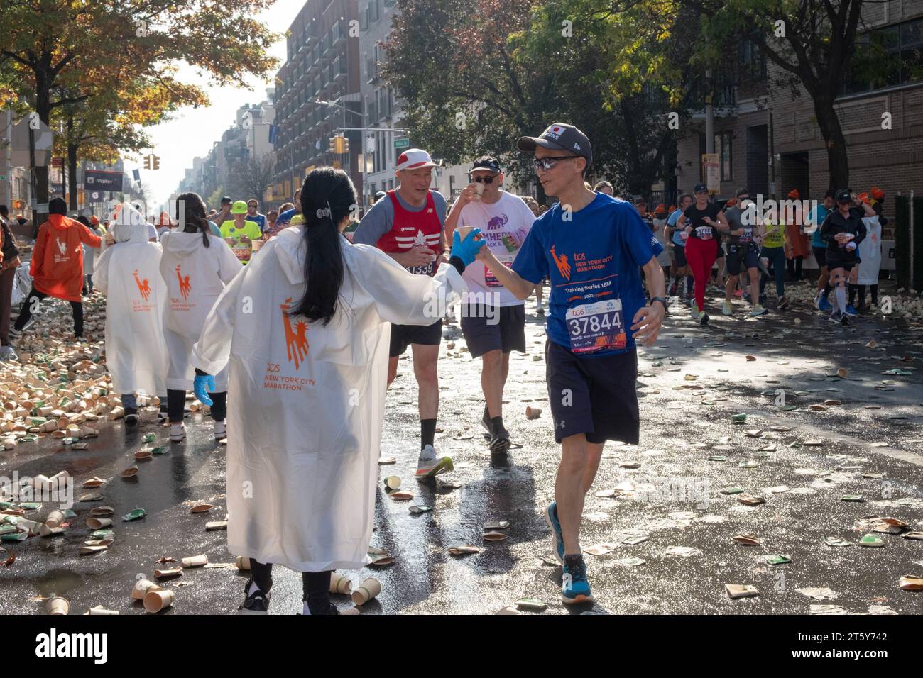 Activités à la station d'eau par le marqueur de 10 miles. Sur Bedford Avenue à Williamsburg, Brooklyn, New York. Banque D'Images