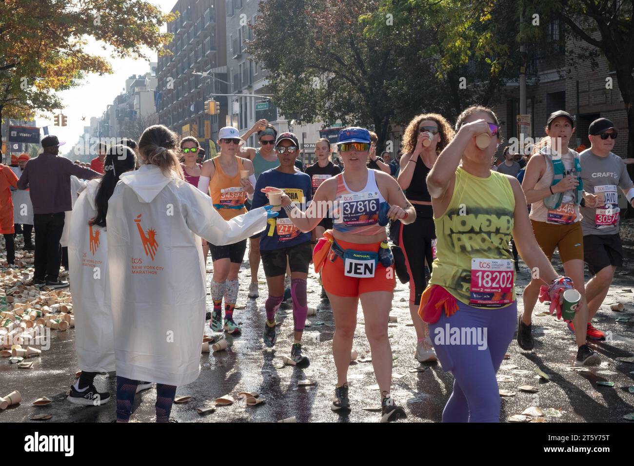 Activités à la station d'eau par le marqueur de 10 miles. Sur Bedford Avenue à Williamsburg, Brooklyn, New York. Banque D'Images