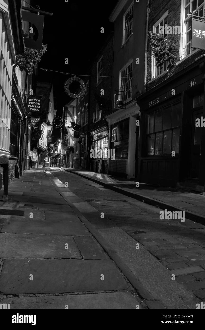 The Shambles by Night, une ancienne rue pavée au cœur de York, Angleterre. Octobre 2023 Banque D'Images