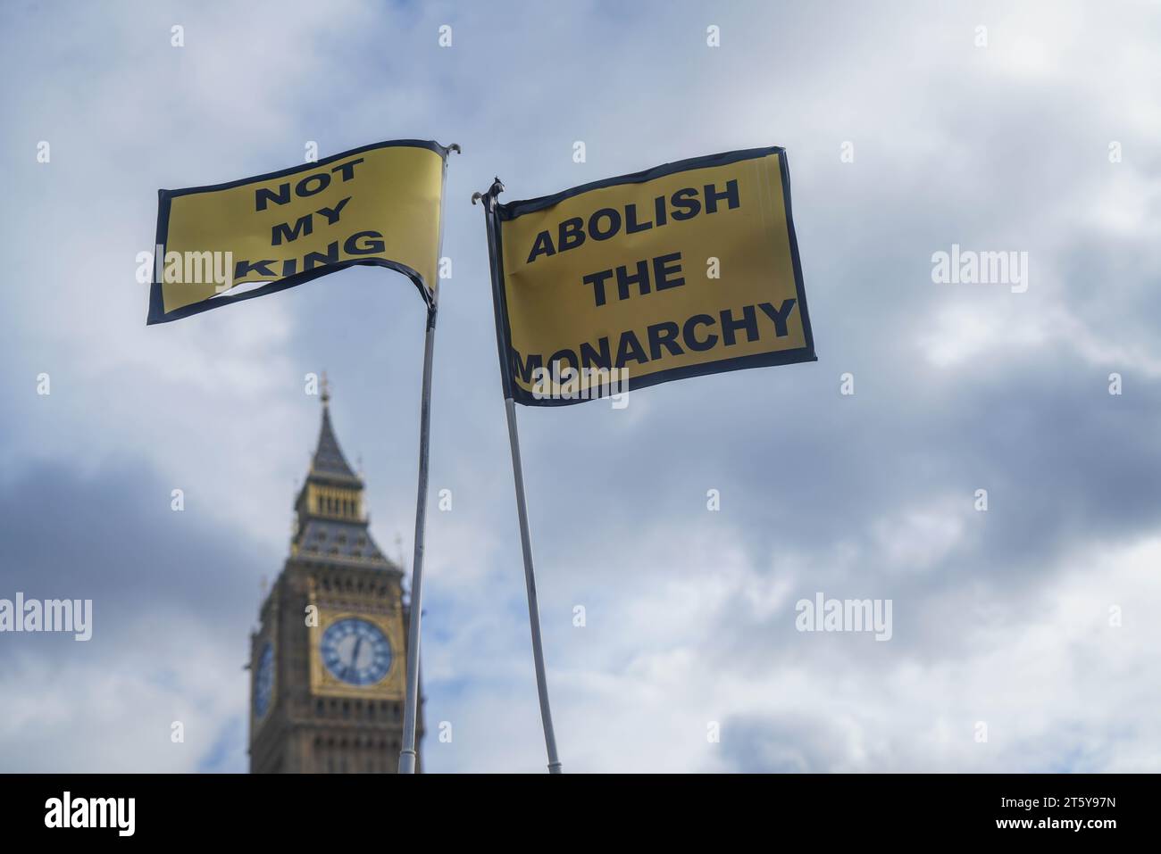 Londres, Royaume-Uni. 7 novembre 2023. Les anti-monarchistes protestent à l'extérieur avec des pancartes "pas mon roi et abolir la monarchie" devant les chambres du Parlement alors que le roi Charles III doit prononcer son discours à l'ouverture du Parlement .Credit : amer ghazzal/Alamy Live News Banque D'Images