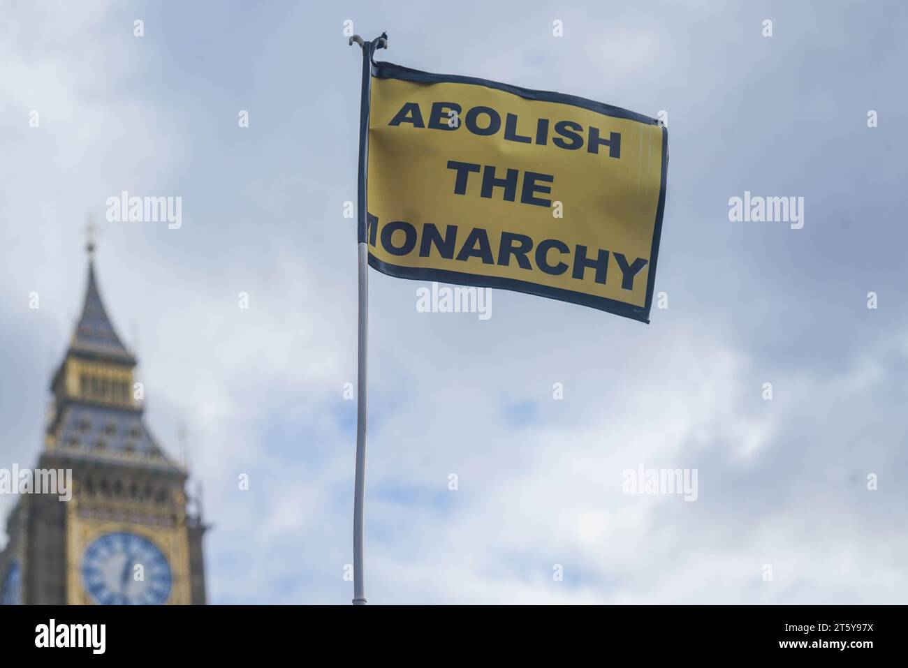 Londres, Royaume-Uni. 7 novembre 2023. Les anti-monarchistes protestent à l'extérieur avec des pancartes "pas mon roi et abolir la monarchie" devant les chambres du Parlement alors que le roi Charles III doit prononcer son discours à l'ouverture du Parlement .Credit : amer ghazzal/Alamy Live News Banque D'Images