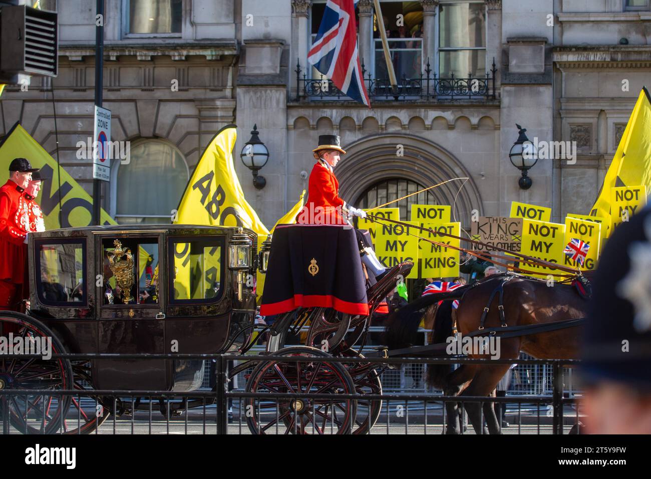Londres, Angleterre, Royaume-Uni. 7 novembre 2023. Les membres du groupe anti-monarchie Republic organisent une manifestation sur la route du roi Charles III alors qu'il se rend au Palais de Westminster avant l'ouverture du Parlement britannique. (Image de crédit : © Tayfun Salci/ZUMA Press Wire) USAGE ÉDITORIAL SEULEMENT! Non destiné à UN USAGE commercial ! Crédit : ZUMA Press, Inc./Alamy Live News Banque D'Images