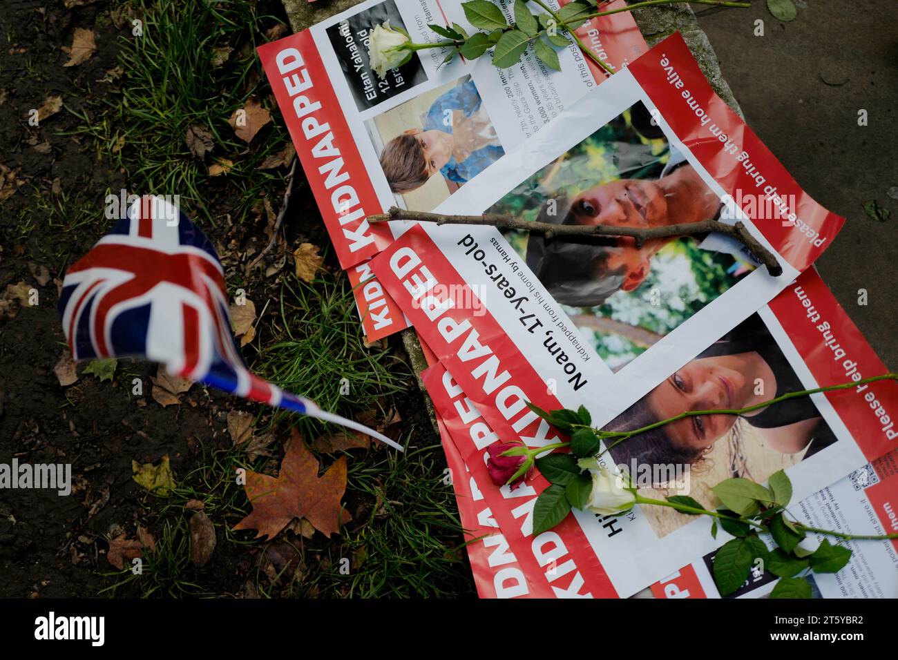 Posters with the faces and names of people believed to be taken hostage by Hamas, are left outside Downing Street by people attending a vigil in support of Israel in London, Tuesday, Nov. 7, 2023. Netanyahu expressed openness to "little pauses" in the fighting to facilitate the delivery of aid to Gaza or the release of some of the more than 240 hostages seized by Hamas in its Oct. 7 attack into Israel that triggered the war. (AP Photo/Alberto Pezzali) Banque D'Images