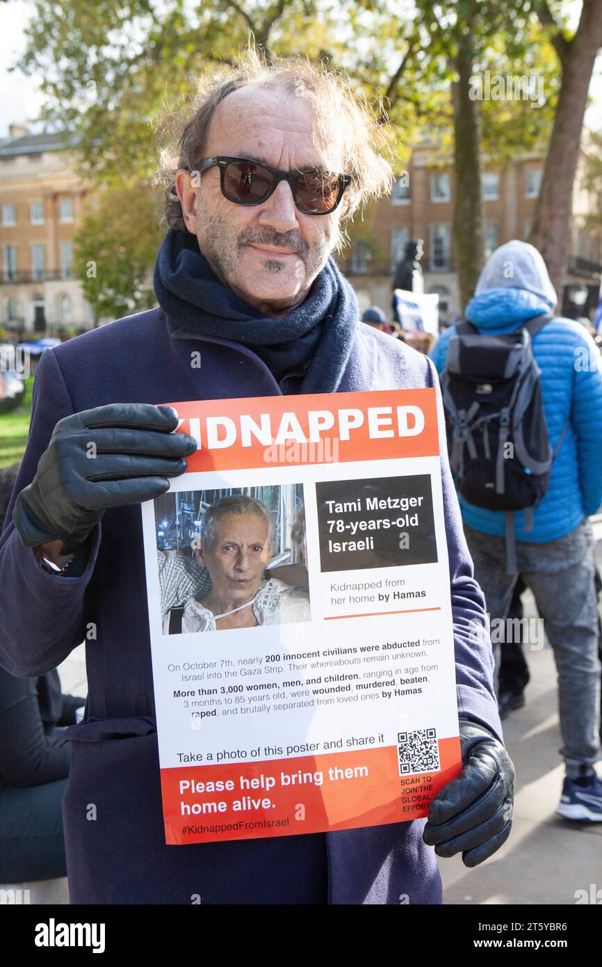 Londres, Royaume-Uni. 7 novembre 2023. Une veillée a lieu pour les victimes israéliennes kidnappées en face de Downing Street, à Westminster. Aujourd'hui marque un mois depuis le samedi noir du 7 octobre les attaques du Hamas contre Israël. Les familles des victimes d’enlèvements craignent d’être oubliées alors que la controverse continue sur le bombardement de Gaza. Des chants de Bring Them Home ont été chantés, ainsi que des prières pour les morts et les kidnappés et une minute de silence a été observée. Crédit : Anna Watson/Alamy Live News Banque D'Images