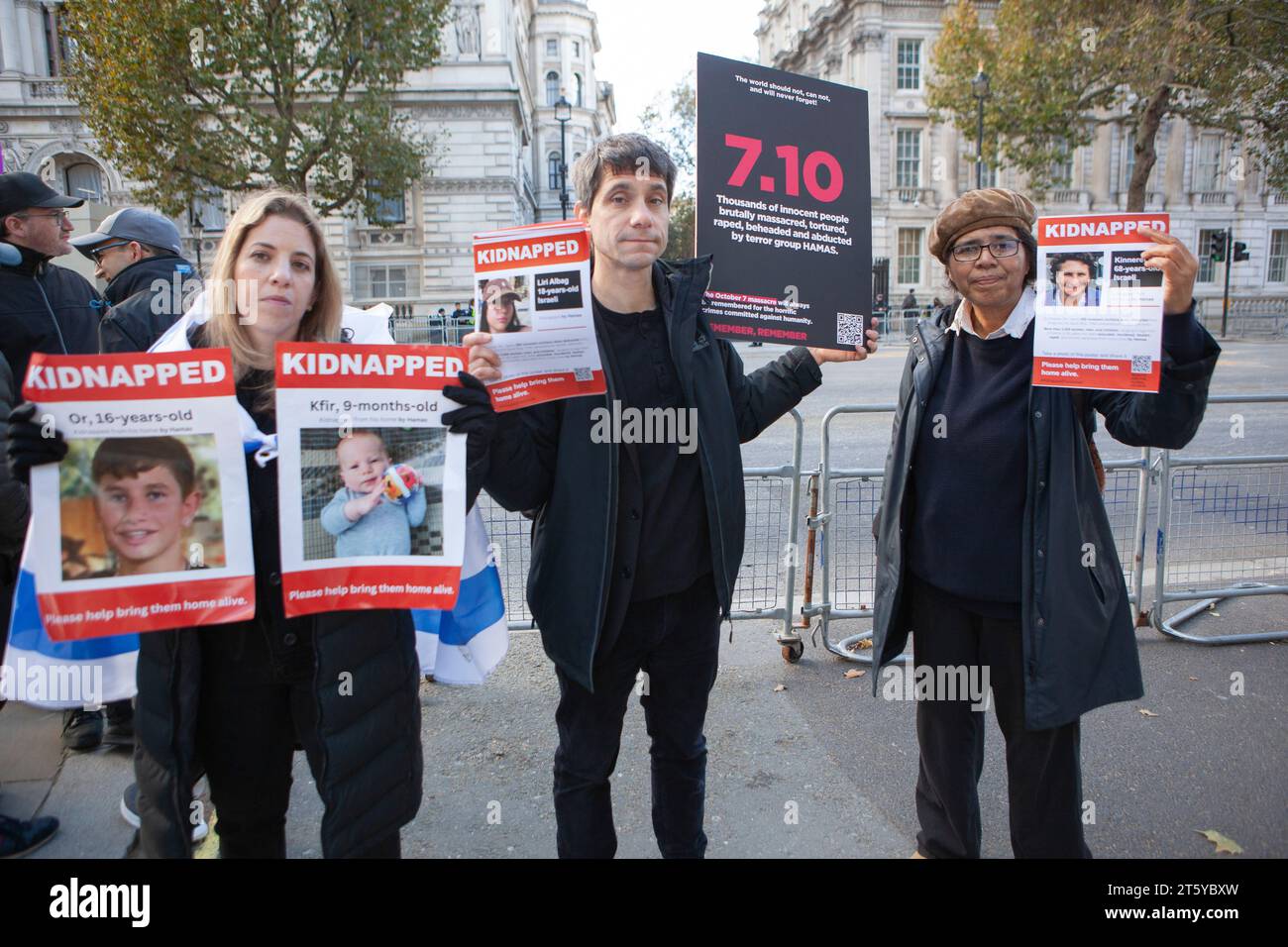 Londres, Royaume-Uni. 7 novembre 2023. Une veillée a lieu pour les victimes israéliennes kidnappées en face de Downing Street, à Westminster. Aujourd'hui marque un mois depuis le samedi noir du 7 octobre les attaques du Hamas contre Israël. Les familles des victimes d’enlèvements craignent d’être oubliées alors que la controverse continue sur le bombardement de Gaza. Des chants de Bring Them Home ont été chantés, ainsi que des prières pour les morts et les kidnappés et une minute de silence a été observée. Crédit : Anna Watson/Alamy Live News Banque D'Images