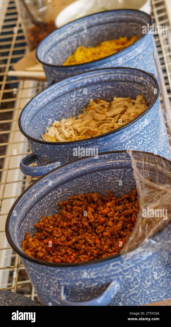 menu repas, trois récipients de nourriture, tempe frit, poulet râpé et riz jaune Banque D'Images