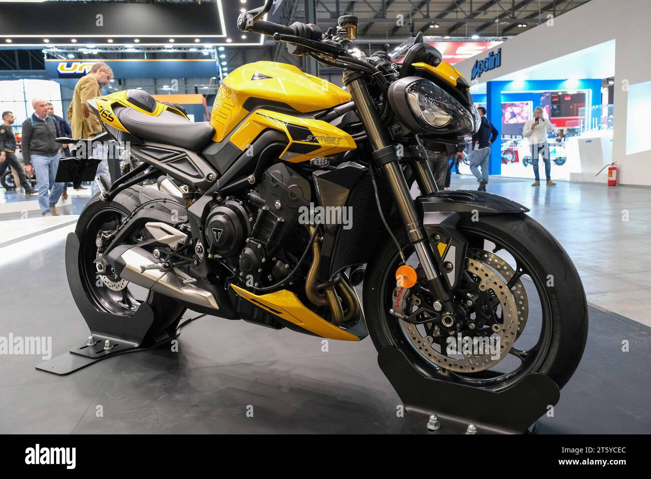 Actualités - EICMA - 80e édition du salon international du cycle et de la moto Triumph Motorcycle Street Triple exposé à la 80e édition du salon international du cycle et de la moto de Milan au salon Rho le 7 novembre 2023, Rho - Milan, Italie. Milan Rho Fair Italie Copyright : xRobertoxTommasinix/xLiveMediax LPN 1122013 crédit : Imago/Alamy Live News Banque D'Images