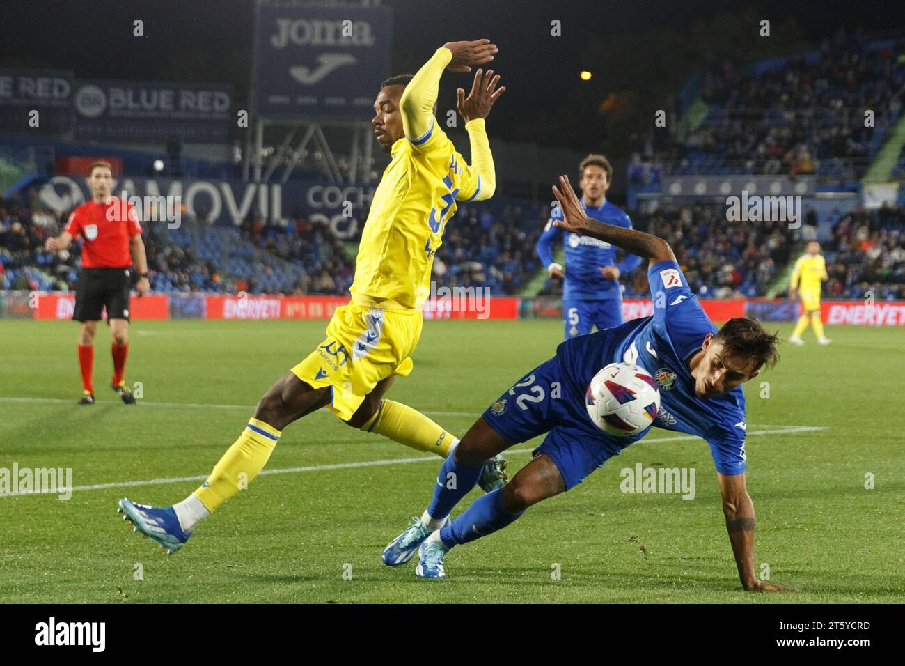 Damian Suarez (à droite) de Getafe et Lucas pires (à gauche) de Cadiz vus en action lors du match de la Liga 2023-24, entre Getafe et Cadiz au Coliseum Stadium. Score final ; Getafe 1:0 Cadix. Banque D'Images