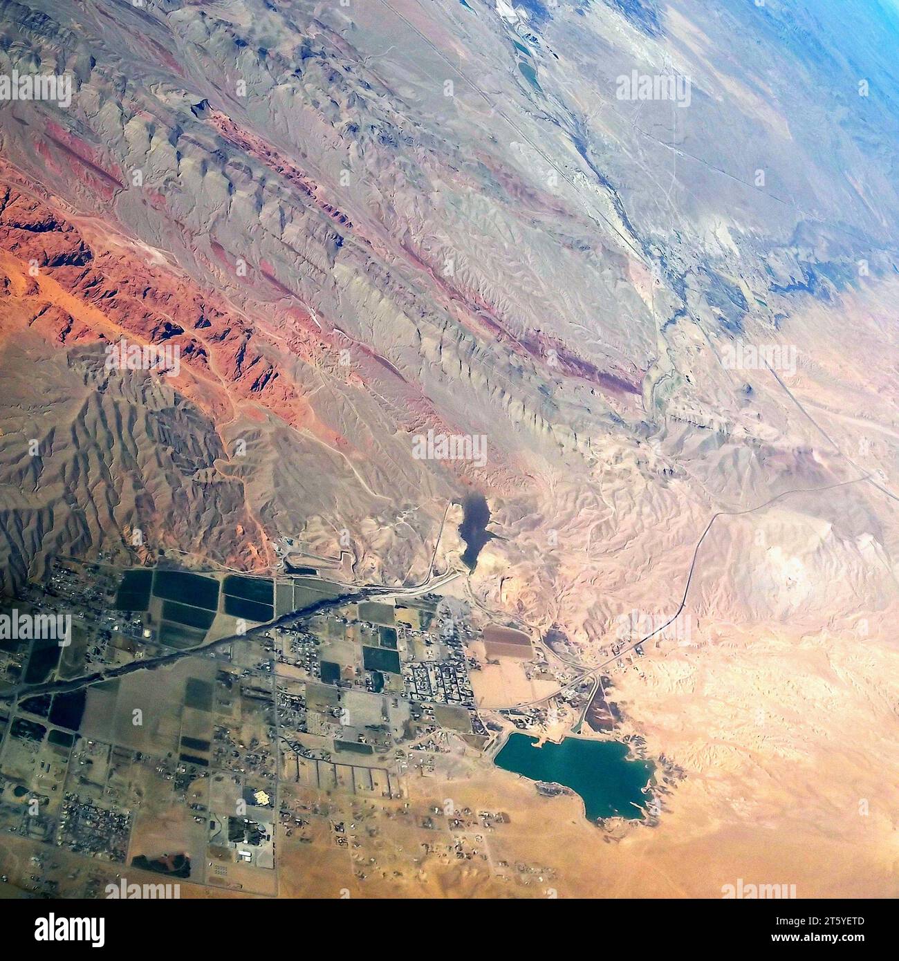 Vallée de feu grès rouge dans le soleil. Overton en bas à droite, en regardant vers Moapa Nevada. Vue aérienne. Banque D'Images