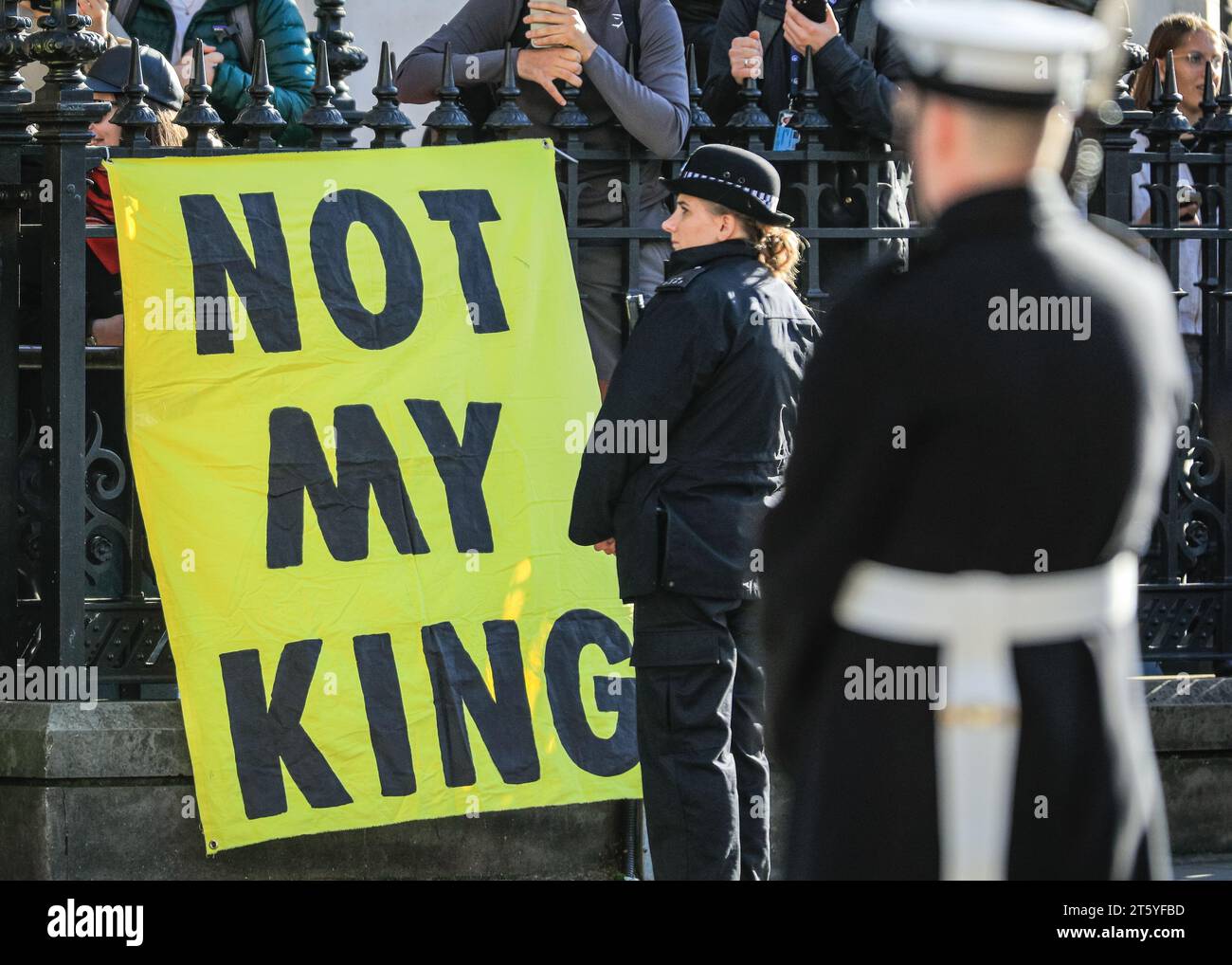 Londres, Royaume-Uni. 07 novembre 2023. Les manifestants anti-monarchie portent des pancartes, des affiches et des banderoles « Not My King », se rassemblant sur Whitehall alors que la procession royale et le chariot, sur le chemin de la procession pour le discours du roi et l'ouverture du Parlement, passent devant eux. Crédit : Imageplotter/Alamy Live News Banque D'Images