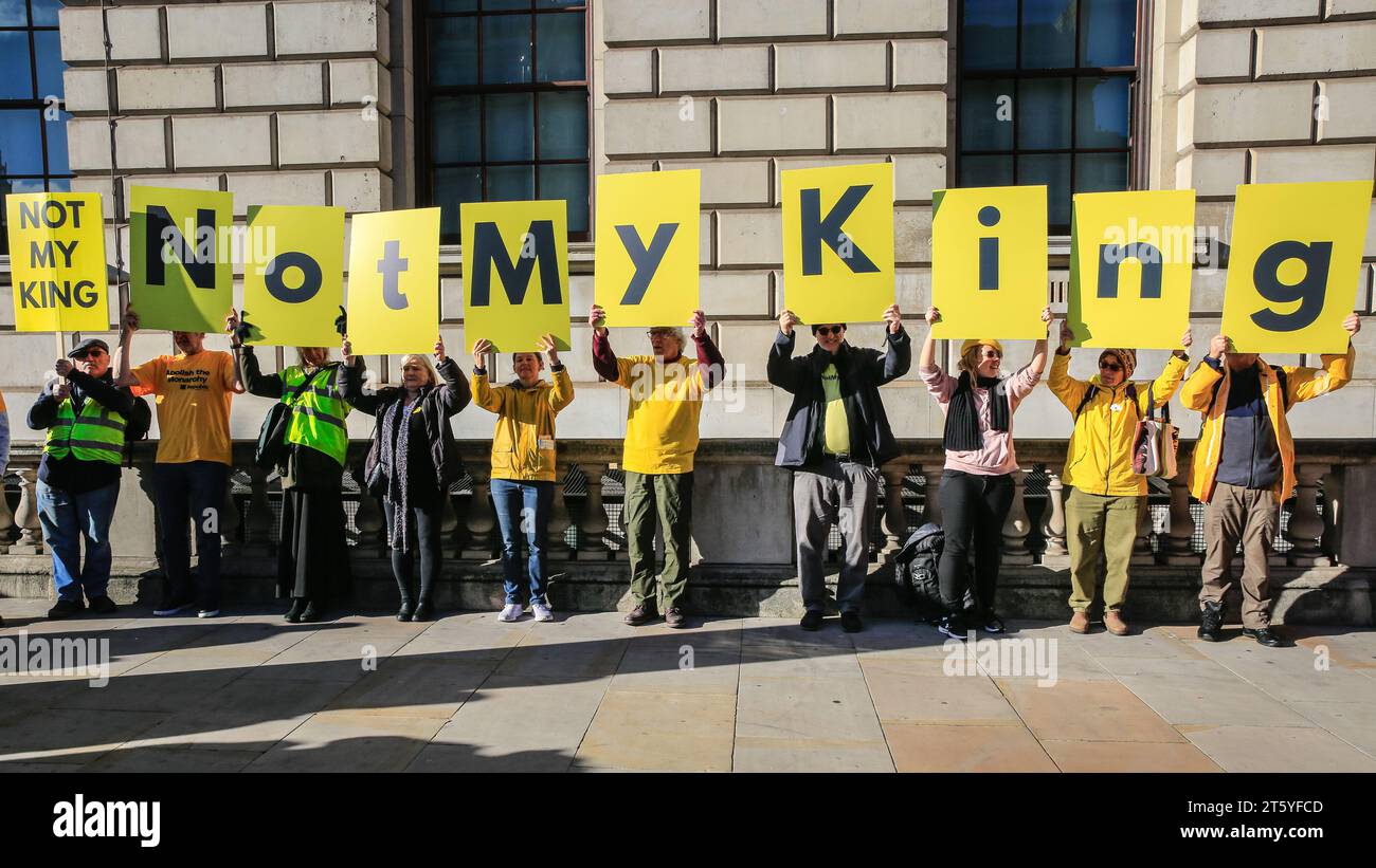 Londres, Royaume-Uni. 07 novembre 2023. Les manifestants anti-monarchie portent des pancartes, des affiches et des banderoles « Not My King », se rassemblant sur Whitehall alors que la procession royale et le chariot, sur le chemin de la procession pour le discours du roi et l'ouverture du Parlement, passent devant eux. Crédit : Imageplotter/Alamy Live News Banque D'Images