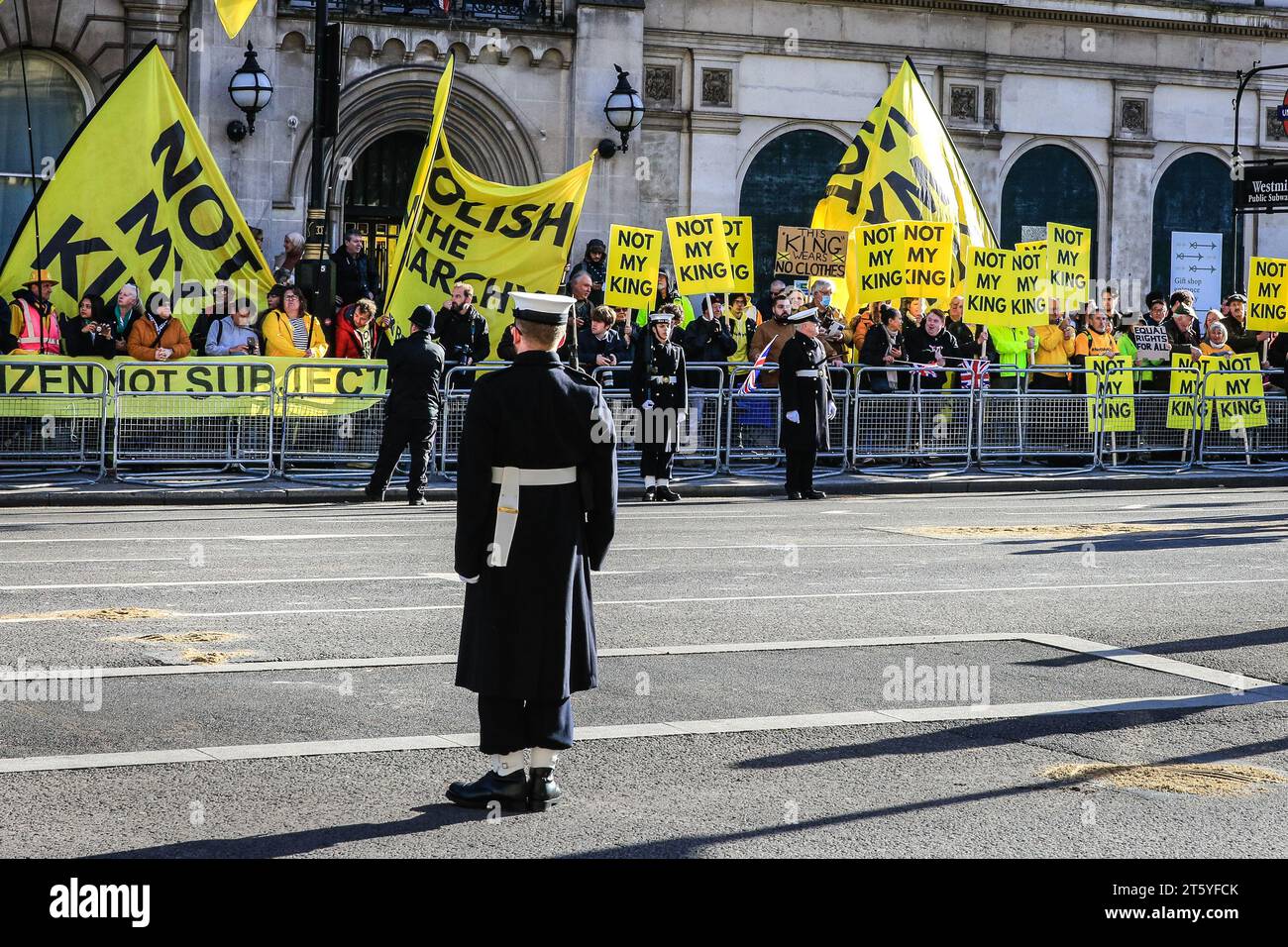 Londres, Royaume-Uni. 07 novembre 2023. Les manifestants anti-monarchie portent des pancartes, des affiches et des banderoles « Not My King », se rassemblant sur Whitehall alors que la procession royale et le chariot, sur le chemin de la procession pour le discours du roi et l'ouverture du Parlement, passent devant eux. Crédit : Imageplotter/Alamy Live News Banque D'Images