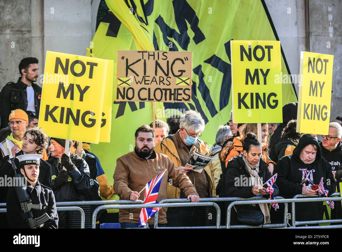 Londres, Royaume-Uni. 07 novembre 2023. Les manifestants anti-monarchie portent des pancartes, des affiches et des banderoles « Not My King », se rassemblant sur Whitehall alors que la procession royale et le chariot, sur le chemin de la procession pour le discours du roi et l'ouverture du Parlement, passent devant eux. Crédit : Imageplotter/Alamy Live News Banque D'Images