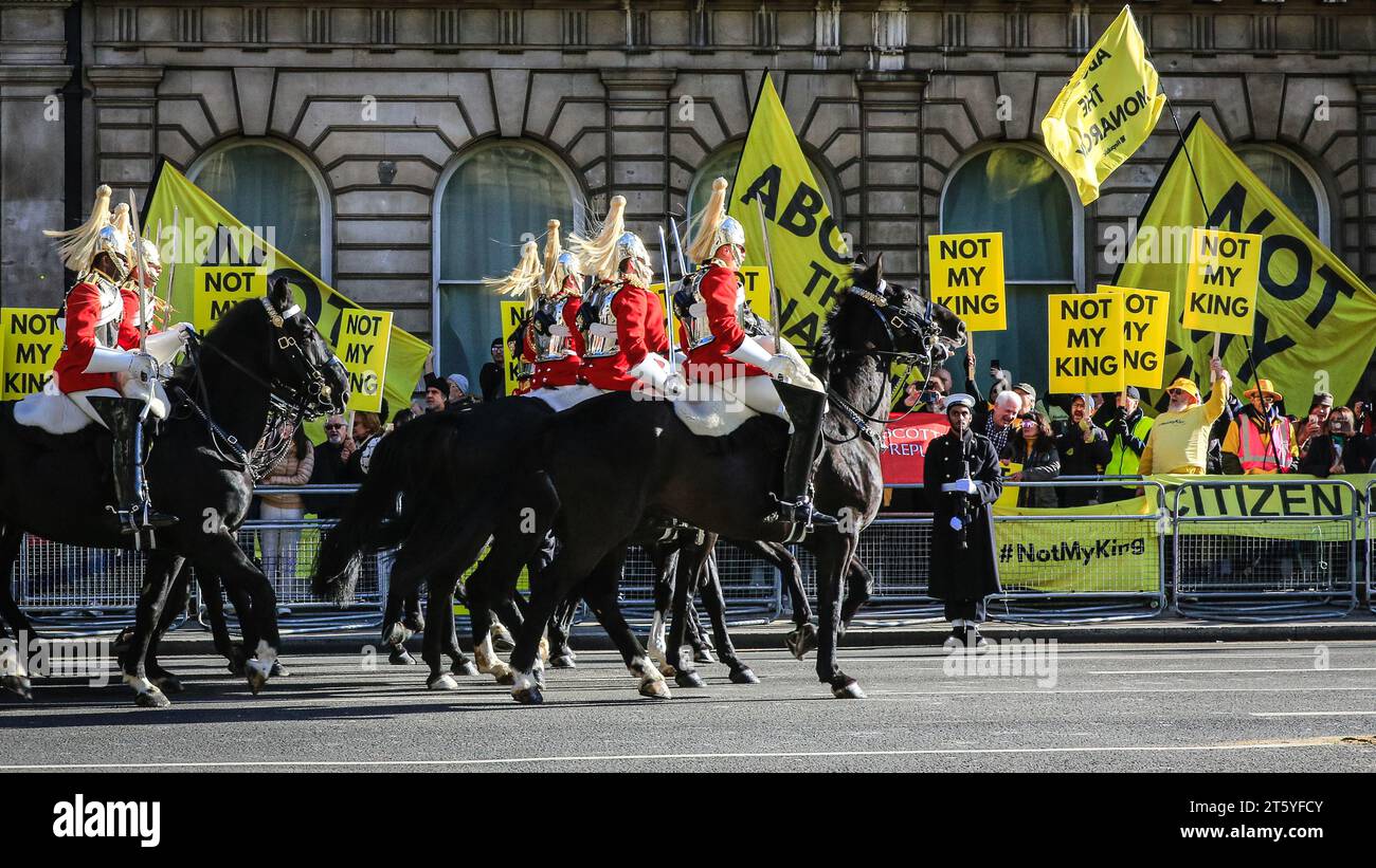 Londres, Royaume-Uni. 07 novembre 2023. Les manifestants anti-monarchie portent des pancartes, des affiches et des banderoles « Not My King », se rassemblant sur Whitehall alors que la procession royale et le chariot, sur le chemin de la procession pour le discours du roi et l'ouverture du Parlement, passent devant eux. Crédit : Imageplotter/Alamy Live News Banque D'Images