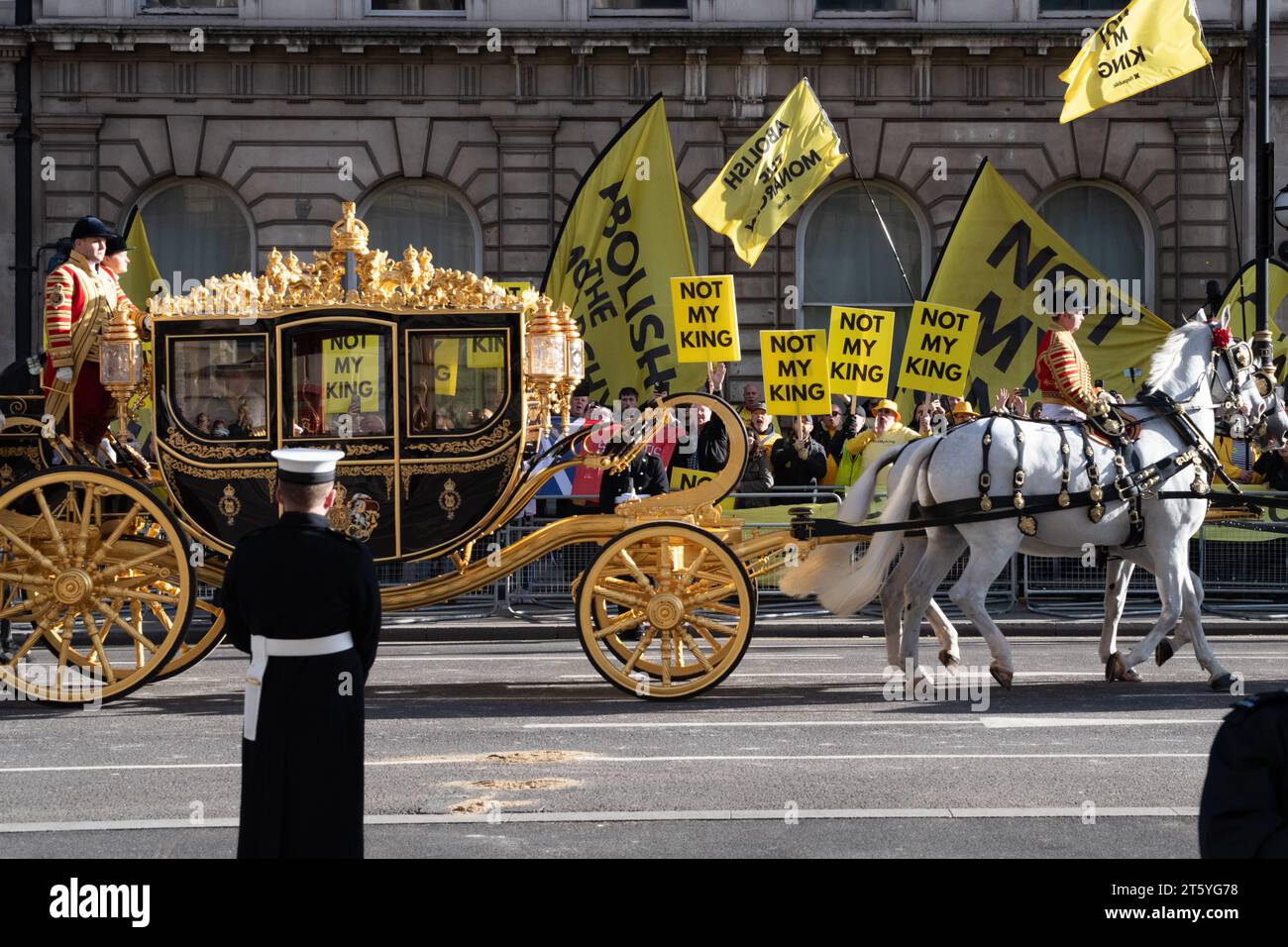 Londres, Royaume-Uni. 7 novembre 2023. Les anti-monarchistes du groupe de campagne Republic Protest à Whitehall, déclarant « pas mon roi » alors que le roi Charles III et la reine Camilla passent dans le carrosse d'État du Jubilé de diamant sur leur chemin vers l'ouverture d'État du Parlement au Palais de Westminster. Crédit : Ron Fassbender/Alamy Live News Banque D'Images