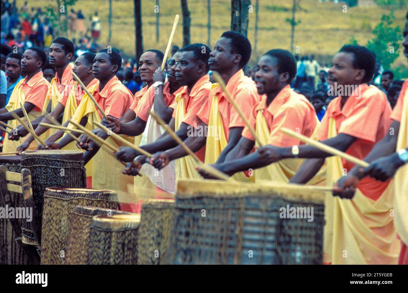 Rwanda, Kirinda ; groupe traditionnel de percussions lors d'une fête. Banque D'Images