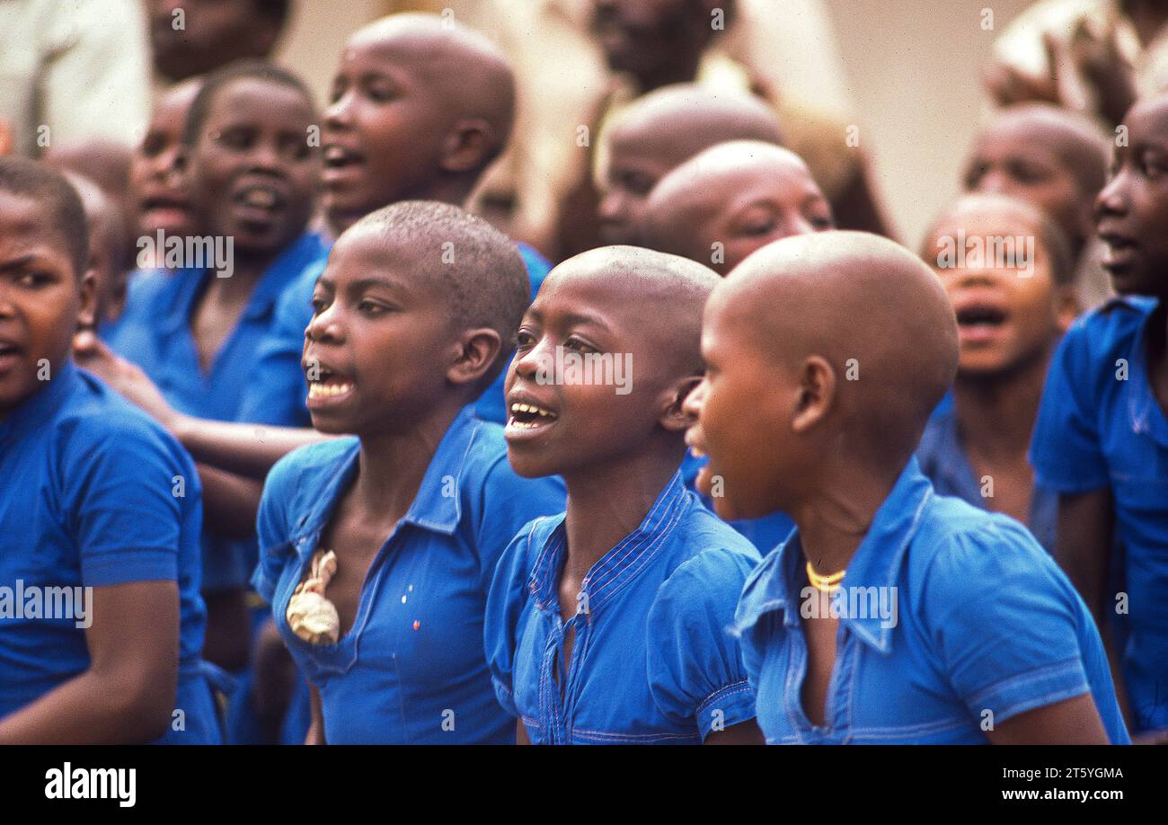 Rwanda, Kigali ; enfants des écoles primaires chantant. Banque D'Images