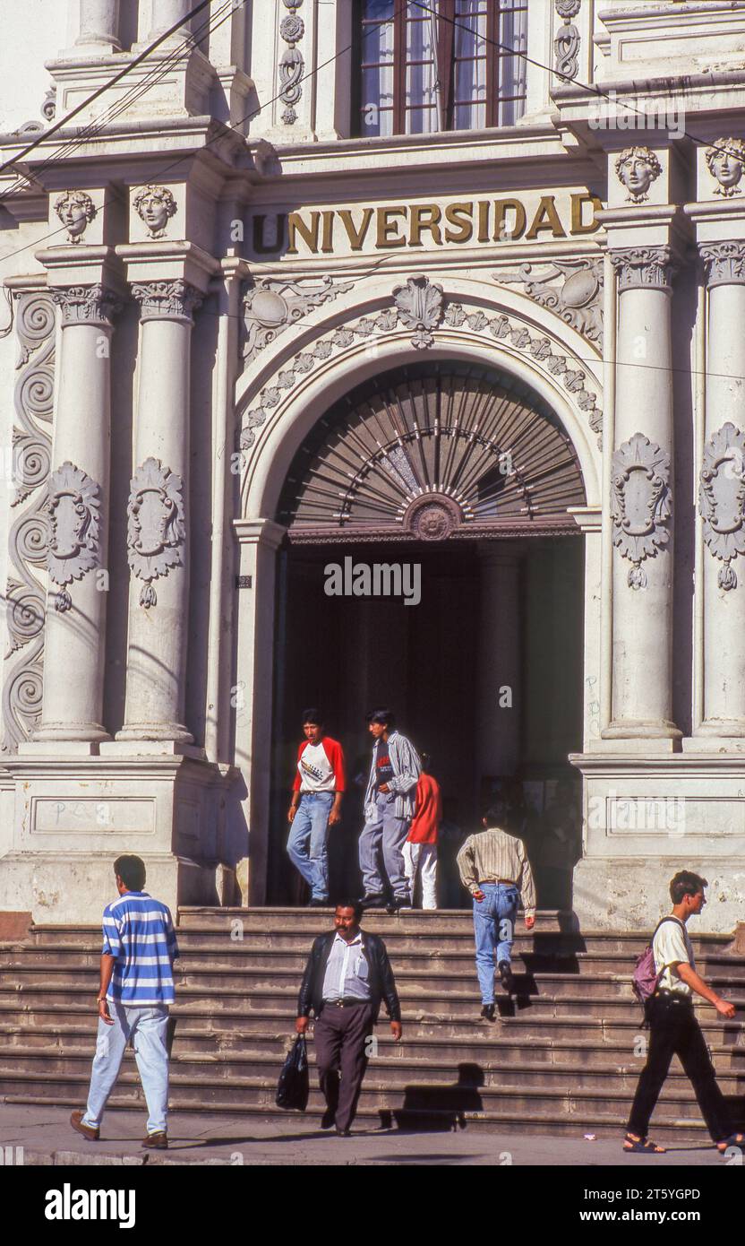 Bolivie, la Paz. Entrée principale du bâtiment de l'Université. Banque D'Images