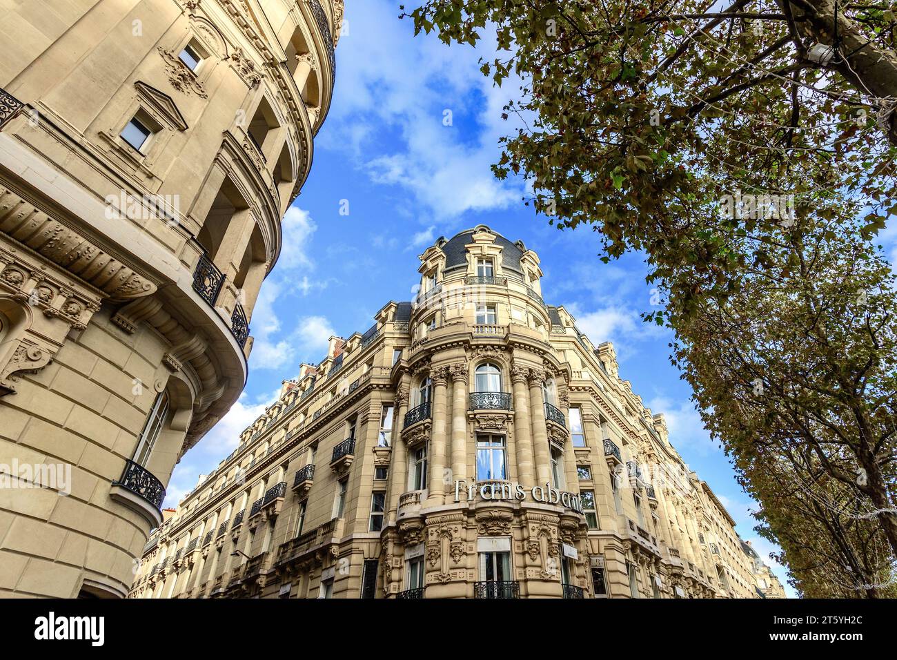 Architecture domestique parisienne typique du centre-ville du 19e siècle reconstruite par Haussmann pour Napoléon III - Paris, France. Banque D'Images