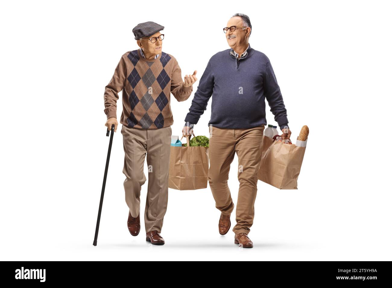 Homme âgé avec une canne marchant et parlant à un homme avec des sacs d'épicerie isolé sur fond blanc Banque D'Images