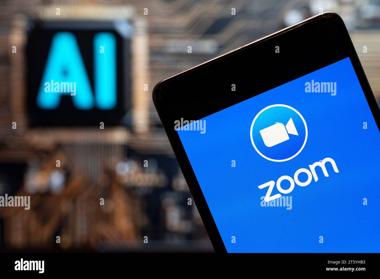 Dans cette illustration photo, le logo de la société américaine de communications vidéo Zoom (NASDAQ : ZM) vu affiché sur un smartphone avec une puce d'intelligence artificielle (IA) et un symbole en arrière-plan. Banque D'Images