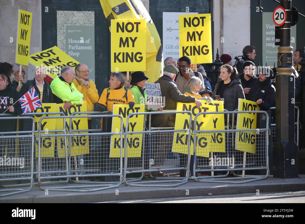 Londres, Royaume-Uni. 7 novembre 2023. Première ouverture officielle du Parlement pour le roi Charles III depuis son couronnement. Un groupe d'anti-monarchistes s'est réuni à Whitehall. Crédit : Uwe Deffner/Alamy Live News Banque D'Images