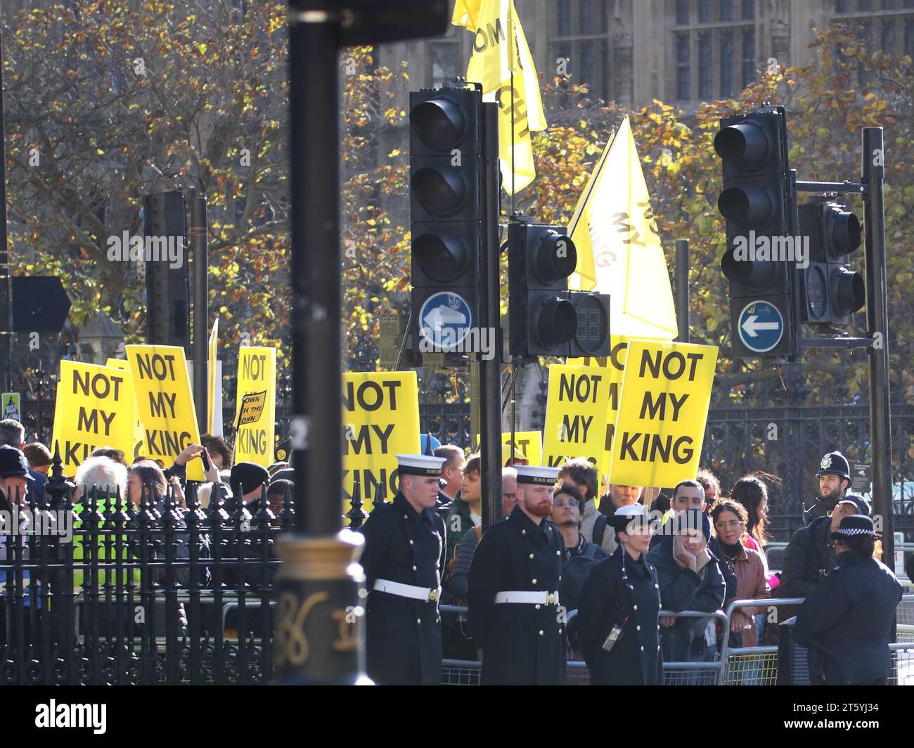 Londres, Royaume-Uni. 7 novembre 2023. Première ouverture officielle du Parlement pour le roi Charles III depuis son couronnement. Un groupe d'anti-monarchistes s'est réuni à Whitehall. Crédit : Uwe Deffner/Alamy Live News Banque D'Images