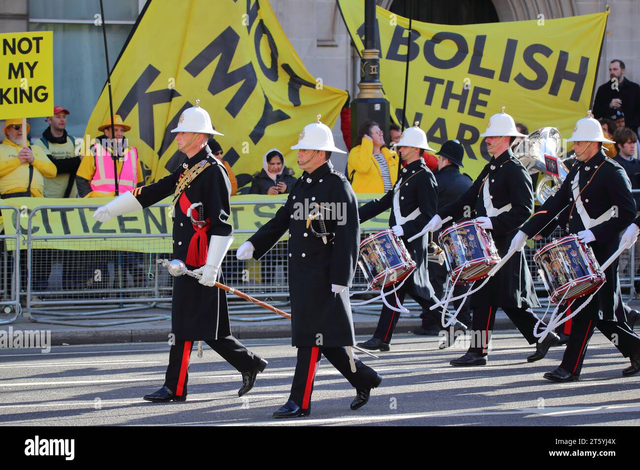 Londres, Royaume-Uni. 7 novembre 2023. Première ouverture officielle du Parlement pour le roi Charles III depuis son couronnement. Un groupe d'anti-monarchistes s'est réuni à Whitehall. Crédit : Uwe Deffner/Alamy Live News Banque D'Images