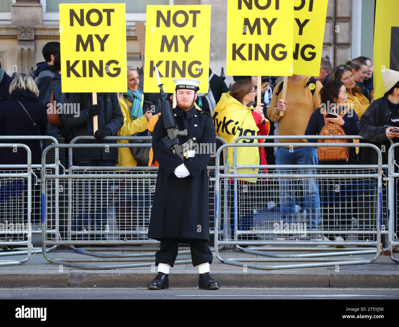 Londres, Royaume-Uni. 7 novembre 2023. Première ouverture officielle du Parlement pour le roi Charles III depuis son couronnement. Un groupe d'anti-monarchistes s'est réuni à Whitehall. Crédit : Uwe Deffner/Alamy Live News Banque D'Images