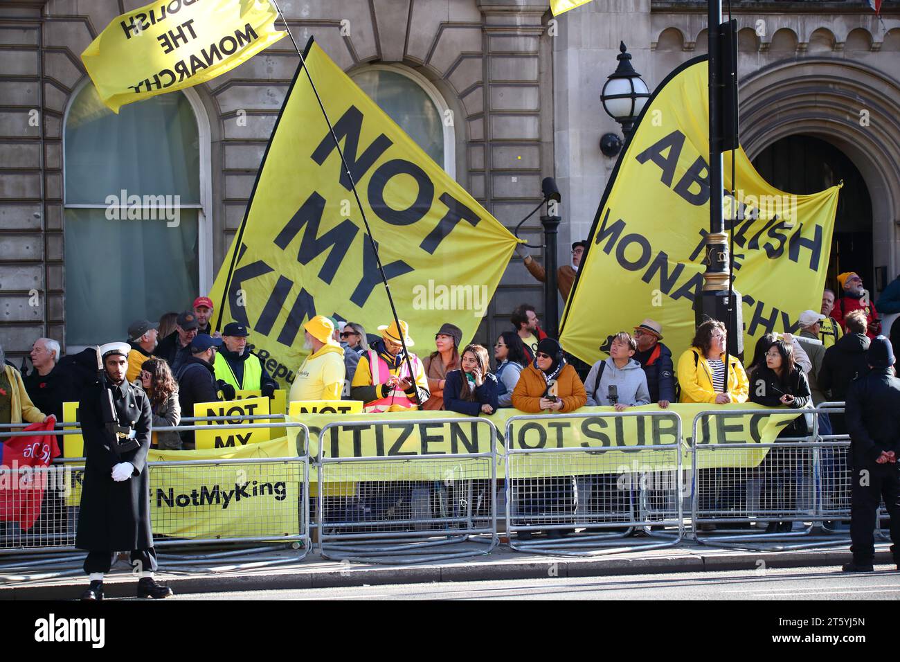 Londres, Royaume-Uni. 7 novembre 2023. Première ouverture officielle du Parlement pour le roi Charles III depuis son couronnement. Un groupe d'anti-monarchistes s'est réuni à Whitehall. Crédit : Uwe Deffner/Alamy Live News Banque D'Images
