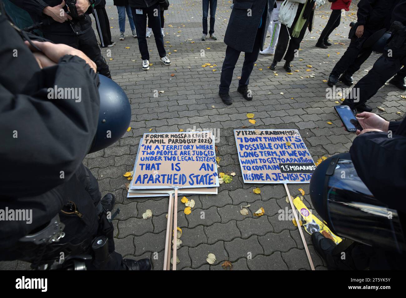 Berlin, Deutschland, DEU - Pro-palaestinensische Großdemonstration 04.11.2023, Berlin, Deutschland, DEU - Pro-palaestinensische Großdemonstration. Polizisten kontrollieren Plakate auf antisemitische Inhalte. Unter dem Motto : Free Palestine, Freies Palaestina und Demokratische Grundrechte verteidigen. Meinungsfreiheit auch fuer Palaestinenser protestieren Palaestinenser sowie politische Gruppierungen fuer Frieden im Nahen Osten und einen sofortigen Waffenstillstand. Berlin Berlin Deutschland *** Berlin, Germany, DEU Pro palestinien démonstration à grande échelle 04 11 2023, Berlin, Germany, DEU Pro Banque D'Images