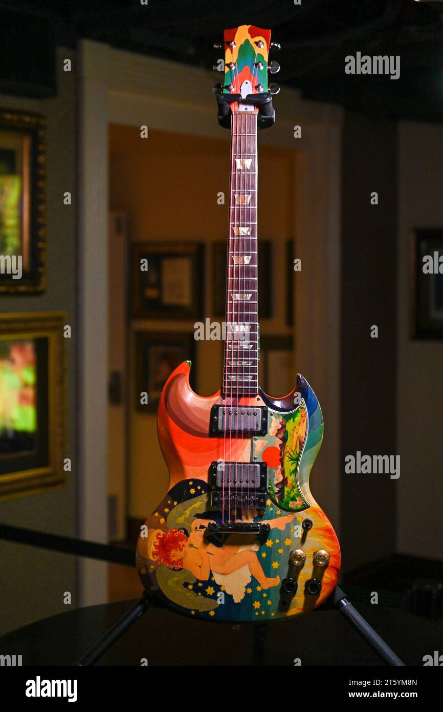 La guitare Fool d'Eric Clapton est exposée lors de l'avant-première médiatique de Julien pour la vente aux enchères de guitares et de souvenirs emblématiques rock'n'roll jouées, portées, déchirées Banque D'Images