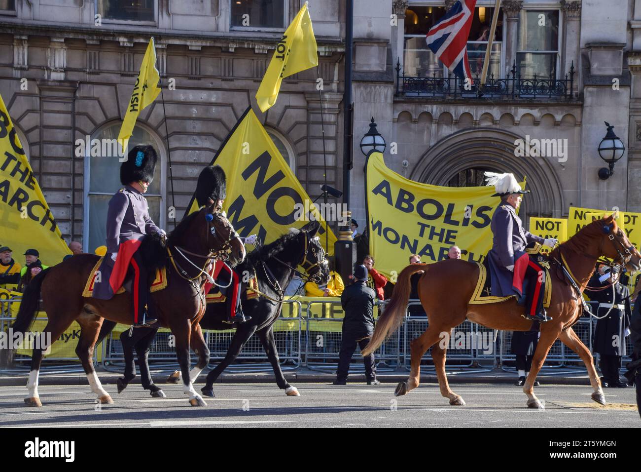 Londres, Royaume-Uni. 7 novembre 2023. Les manifestants brandissent des pancartes Not My King et abolissent les bannières de la monarchie alors que la procession traverse Westminster. Les manifestants anti-monarchie se rassemblèrent le long de Whitehall et de Parliament Street alors que le roi Charles III arrivait pour son premier discours au Parlement. Crédit : Vuk Valcic/Alamy Live News Banque D'Images