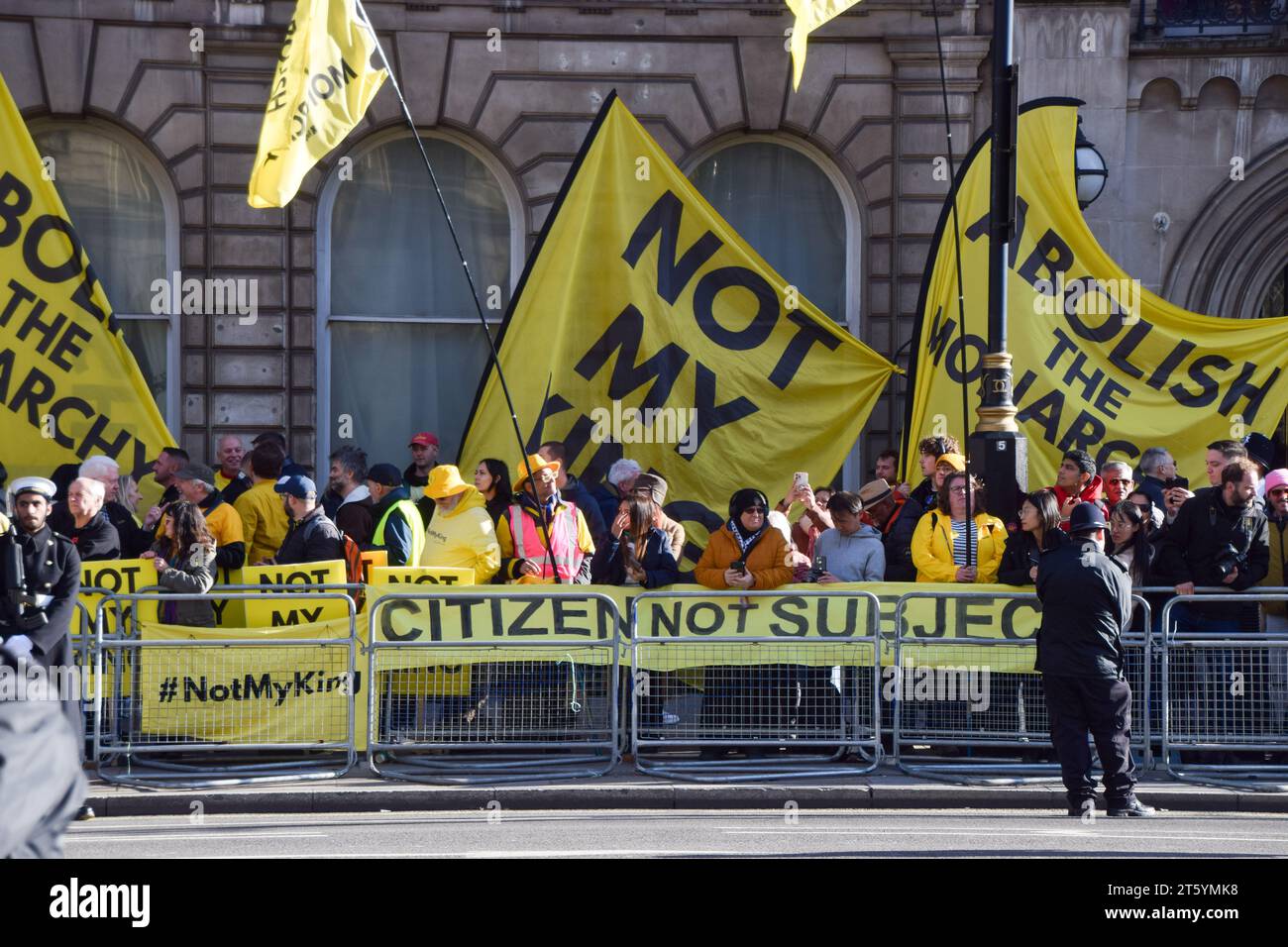 Londres, Royaume-Uni. 7 novembre 2023. Les manifestants brandissent des pancartes Not My King et abolissent les bannières de la monarchie alors que la procession traverse Westminster. Les manifestants anti-monarchie se rassemblèrent le long de Whitehall et de Parliament Street alors que le roi Charles III arrivait pour son premier discours au Parlement. Crédit : Vuk Valcic/Alamy Live News Banque D'Images