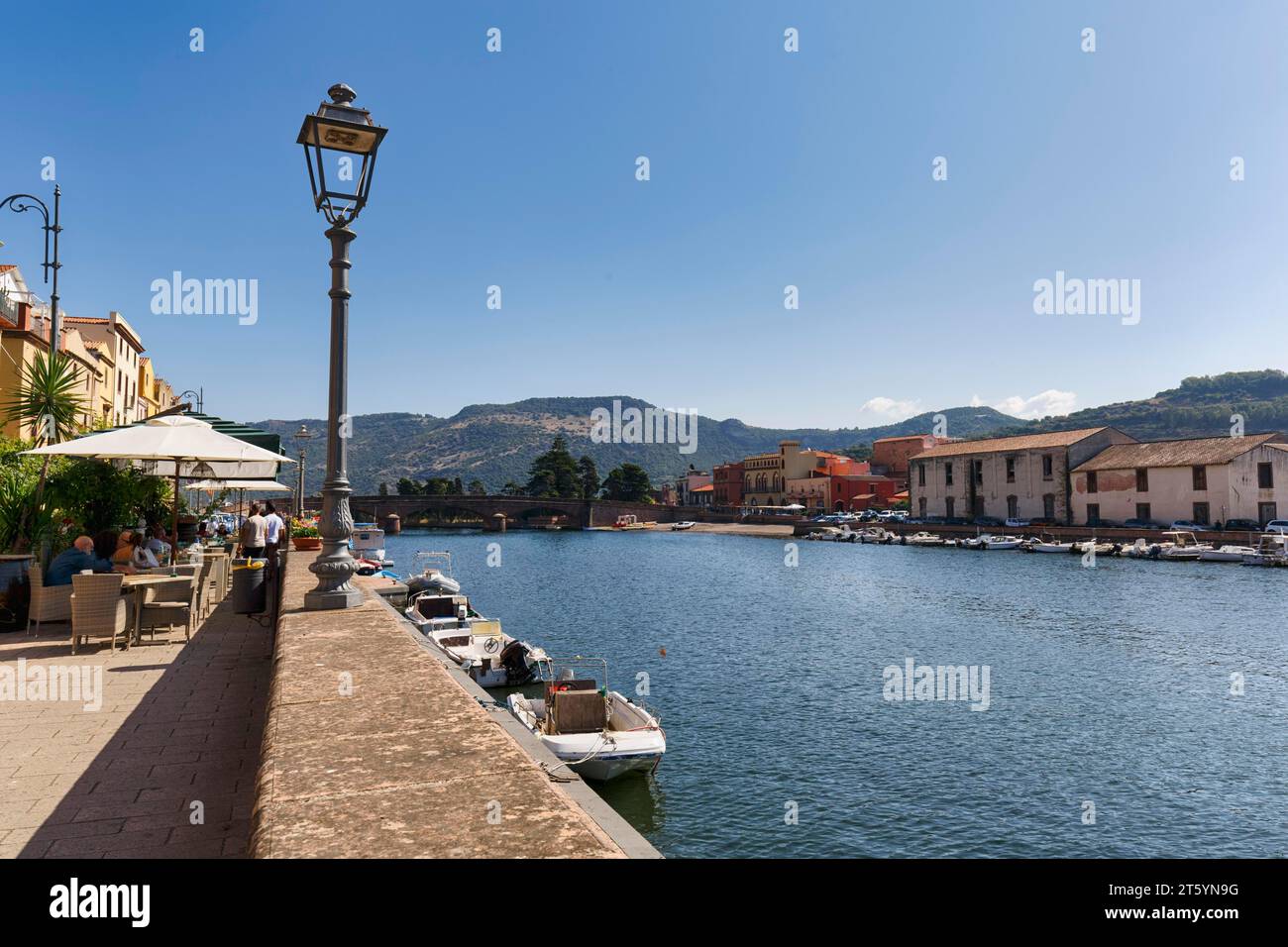 Restaurant et bateaux, vue sur la rivière Temo dans le vieux centre-ville, Bosa, Oristano, Sardaigne occidentale, Sardaigne, Italie Banque D'Images