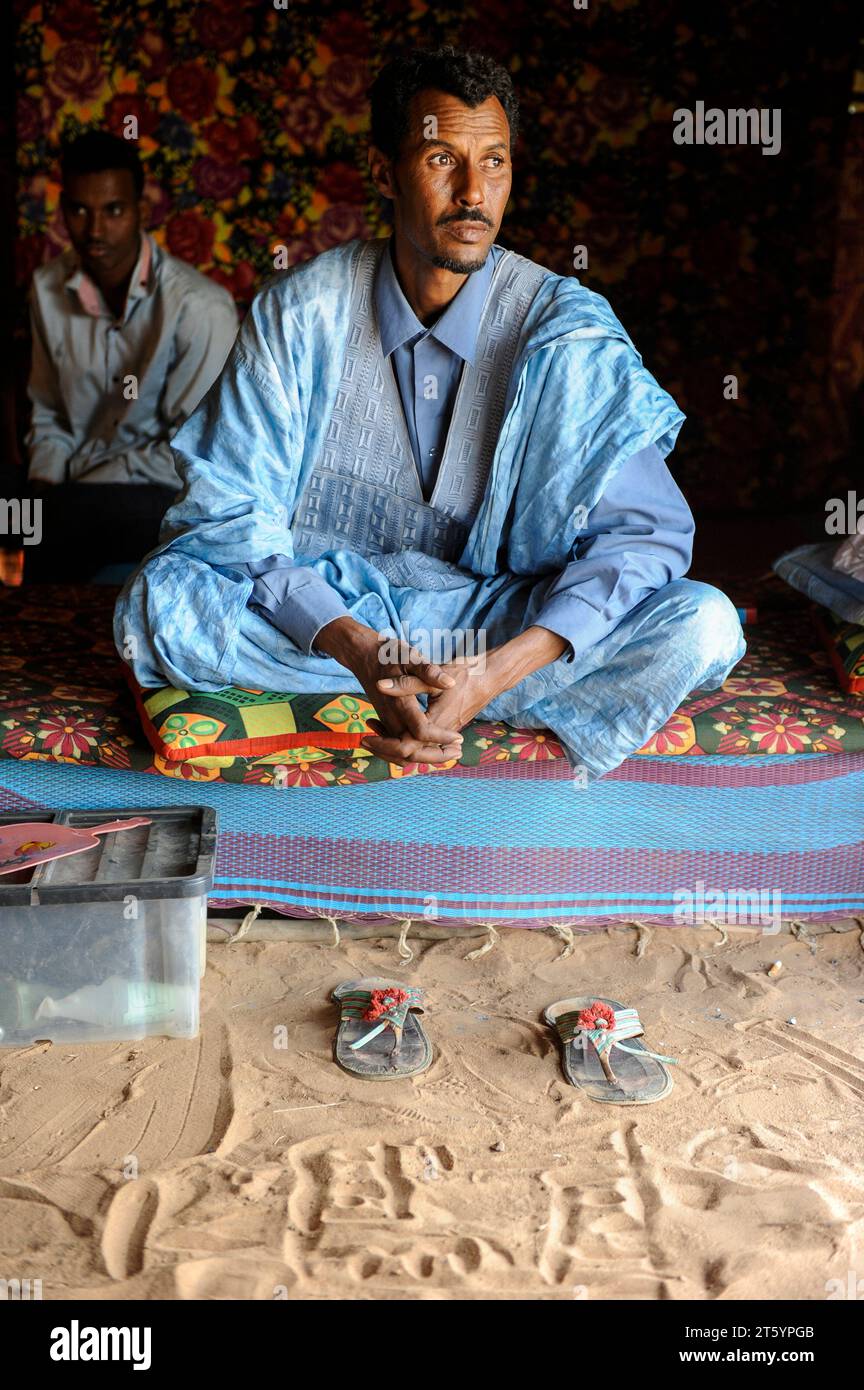 BURKINA FASO Djibo, réfugiés maliens, pour la plupart Touaregs, dans le camp de réfugiés Mentao du HCR, ils ont fui à cause de la guerre et de la terreur islamiste dans le nord du Mali, Touareg de Tombouctou, vêtus d'une robe Boubou en tissu damassé Banque D'Images