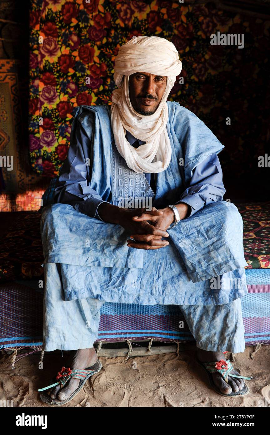 BURKINA FASO Djibo, réfugiés maliens, pour la plupart Touaregs, dans le camp de réfugiés Mentao du HCR, ils ont fui à cause de la guerre et de la terreur islamiste dans le nord du Mali, Touareg de Tombouctou, portant un foulard Tagelmust et une robe Boubou en tissu damassé Banque D'Images