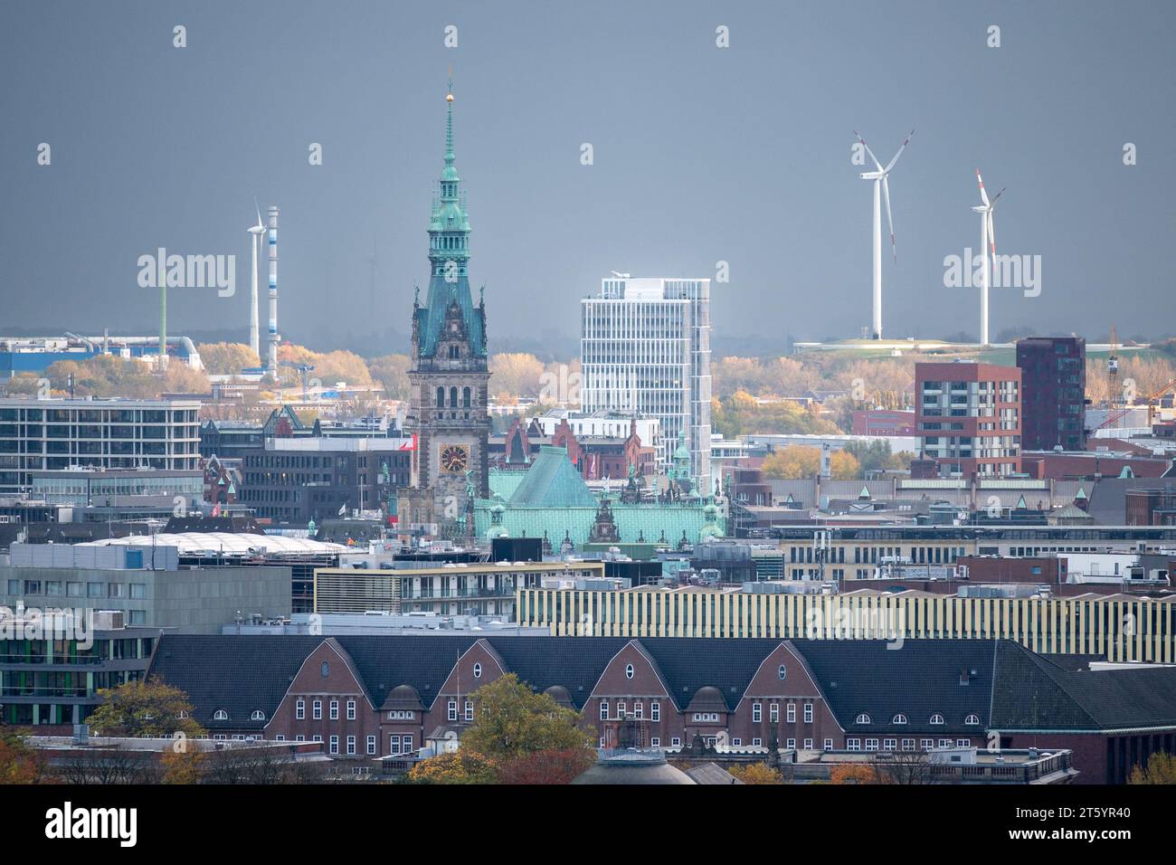 Énergie éolienne à Hmburg. La photo montre le centre-ville avec la mairie à Hambourg, en Allemagne. Éoliennes visibles en arrière-plan. Banque D'Images