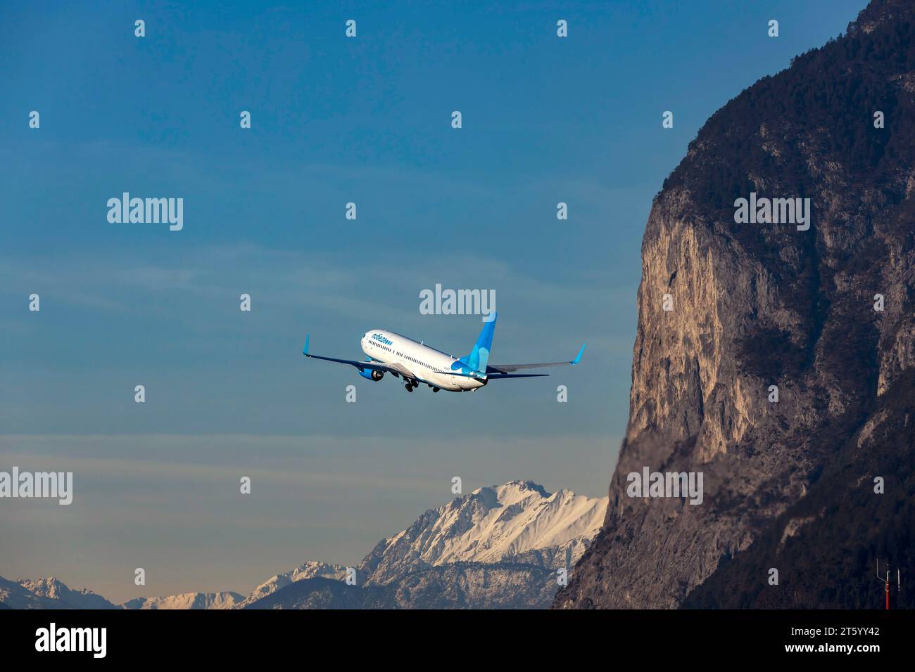 Avion de la compagnie aérienne Pobeda, Boeing 737-800, décollage à l'aéroport d'Innsbruck Kranebitten, montagnes enneigées des Alpes, Innsbruck, Tyrol, Autriche Banque D'Images