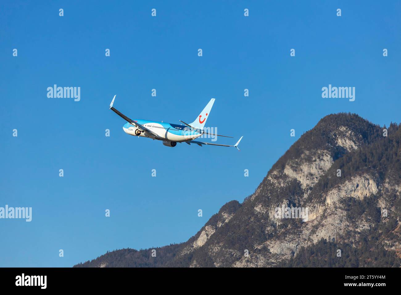 Avion de la compagnie aérienne TUI décollant à l'aéroport d'Innsbruck Kranebitten, Boeing 737-800. Montagnes enneigées des Alpes, Innsbruck, Tyrol, Autriche Banque D'Images