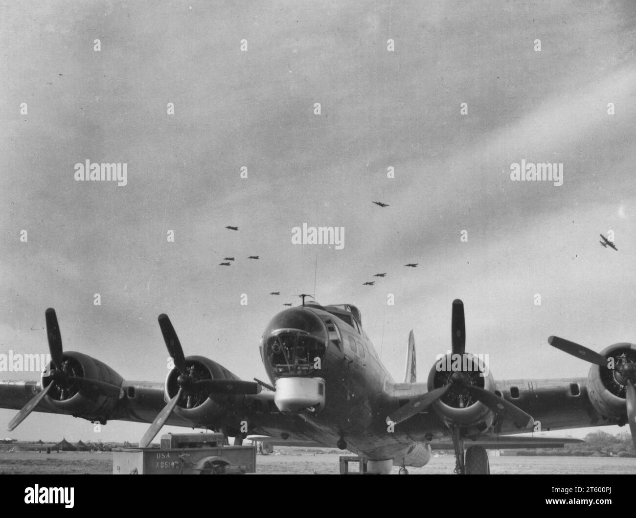 Le Boeing B-17 « Flying Forteresses » du 401St Bomb Group s'envole pour atterrir à leur base d'attache en Angleterre après avoir bombardé des installations ennemies à Dresde, en Allemagne, le 23 avril 1945 Banque D'Images