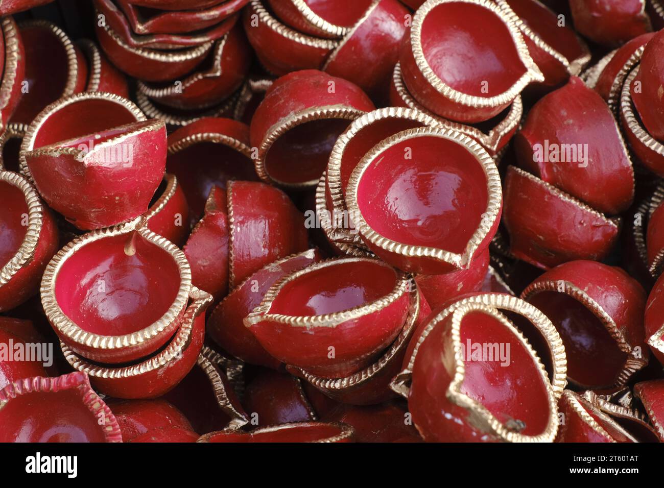 Diya Diwali coloré traditionnel ou lampe en argile à vendre à Pune, marché indien dans le festival Diwali. Banque D'Images