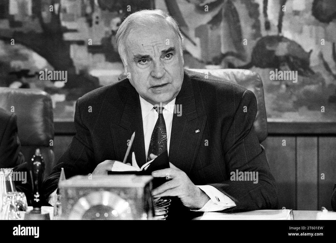 Deutschland, Bonn, 03.06.1993 Archiv. : 40-72-36 Sitzung Bundeskabinett Foto : Bundeskanzler Helmut Kohl Sitzung Bundeskabinett *** Allemagne, Bonn, 03 06 1993 Archive 40 72 36 Réunion du Cabinet fédéral photo Chancelier fédéral Helmut Kohl Réunion du Cabinet fédéral Credit : Imago/Alamy Live News Banque D'Images