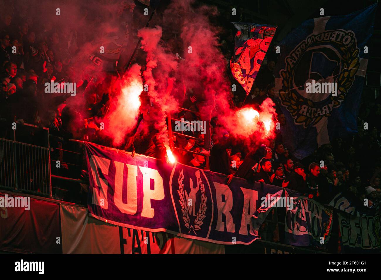 Halmstad, Suède. 30 octobre 2023. Les fans de football d'IFK Gothenburg vus sur les tribunes lors du match Allsvenskan entre IFK Gothenburg et Elfsborg au Gamle Ullevi à Gothenburg. (Crédit photo : Gonzales photo - Amanda Persson). Banque D'Images