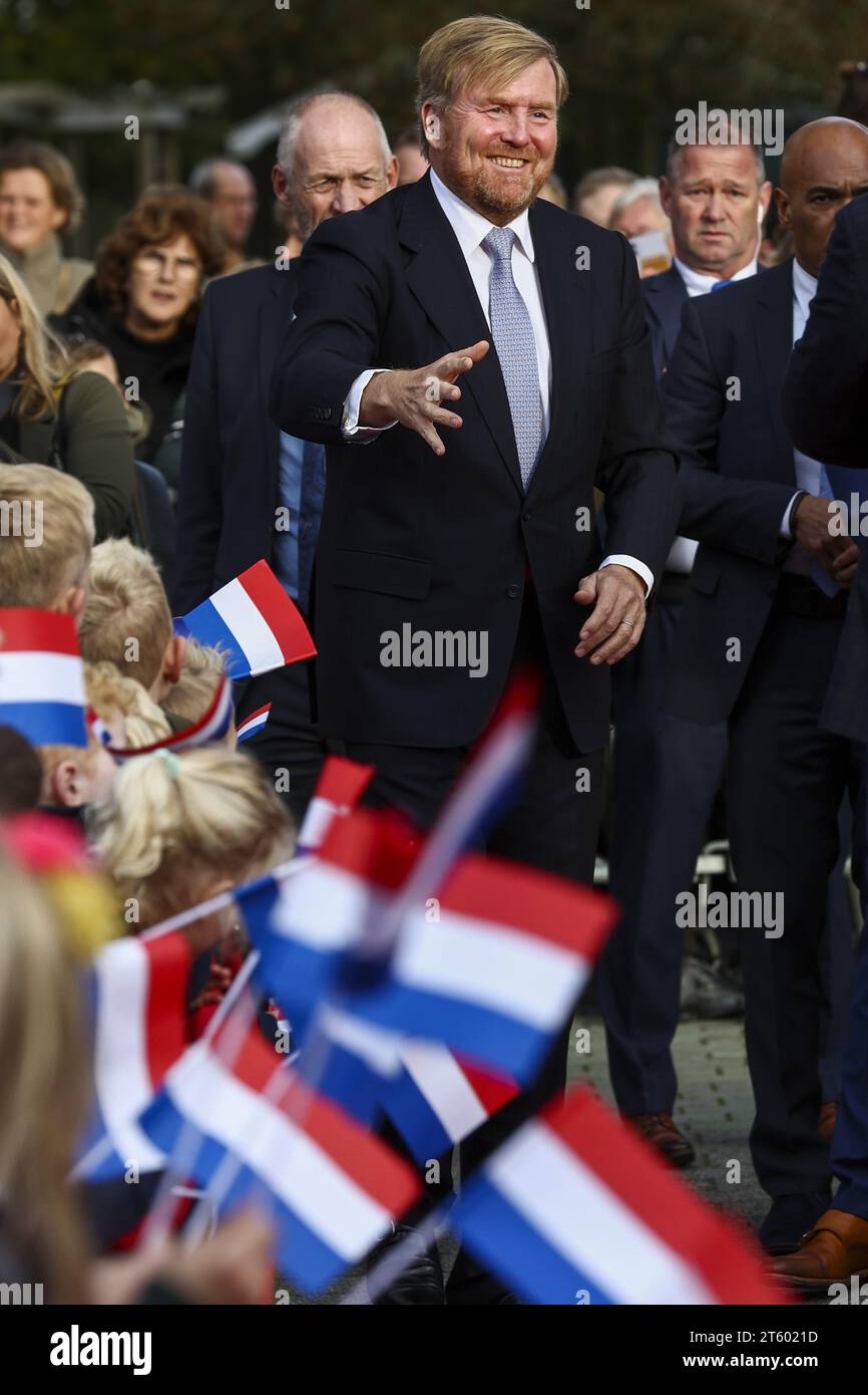 HENGEVELDE - le roi Willem-Alexander est accueilli par des écoliers à son arrivée à Kulturhus de Marke lors d'une visite au village de Hengevelde. Le village d’Overijssel bénéficie d’un climat entrepreneurial fort avec plus de 150 entreprises et plus d’un millier d’emplois. ANP VINCENT JANNINK netherlands Out - belgique Out Banque D'Images