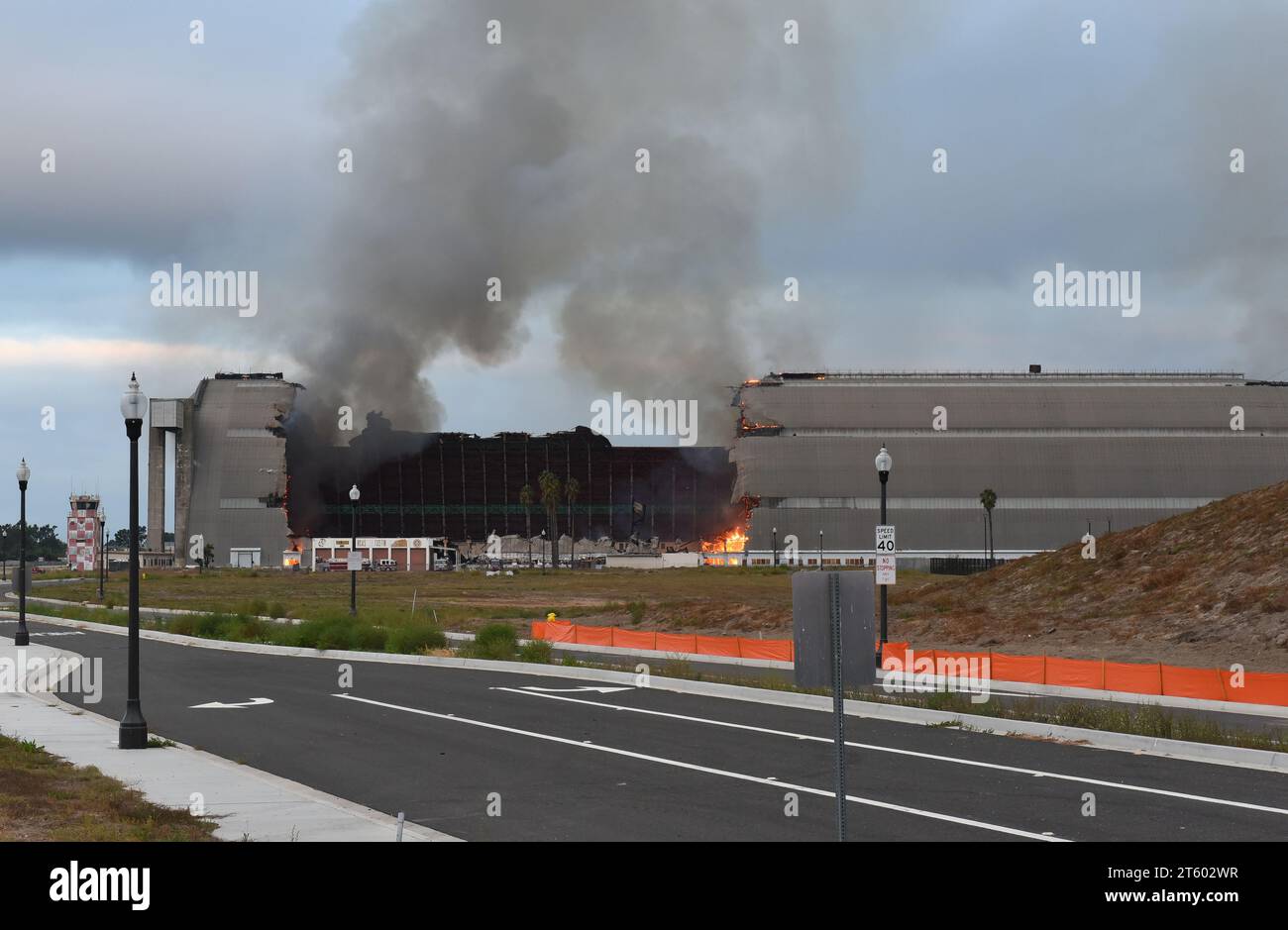 TUSTIN, CALIFORNIE - 7 NOVEMBRE 2023 : le hangar MCAS Tustin Blimp en feu. Banque D'Images