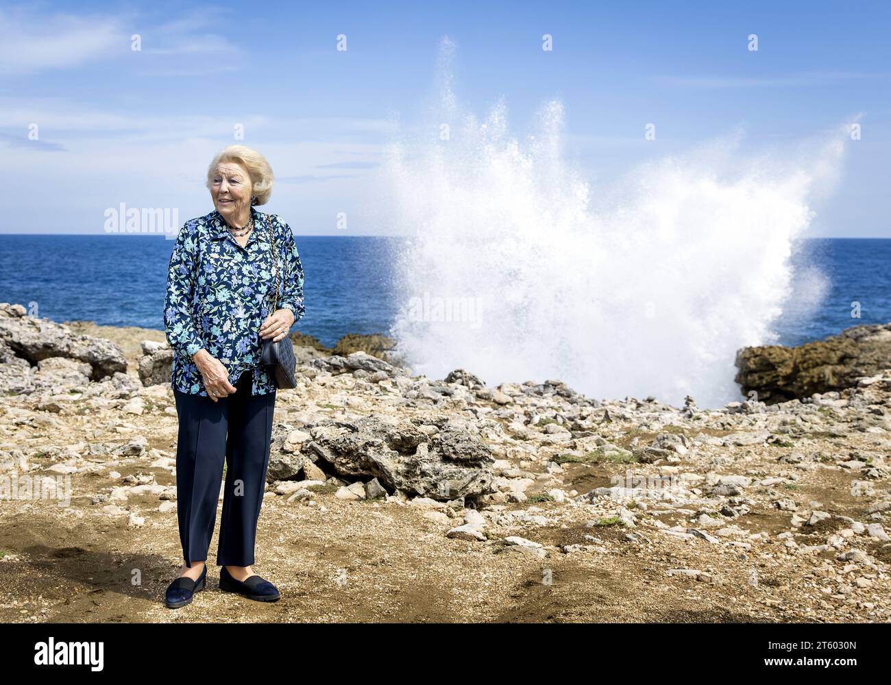 WILLEMSTAD - Princesse Beatrix lors d'une visite au parc national de Shete Boka. La visite de la Princesse Beatrix à Curaçao et Aruba est axée sur la protection des écosystèmes et les initiatives sociales. ANP KOEN VAN WEEL netherlands Out - belgique Out Banque D'Images