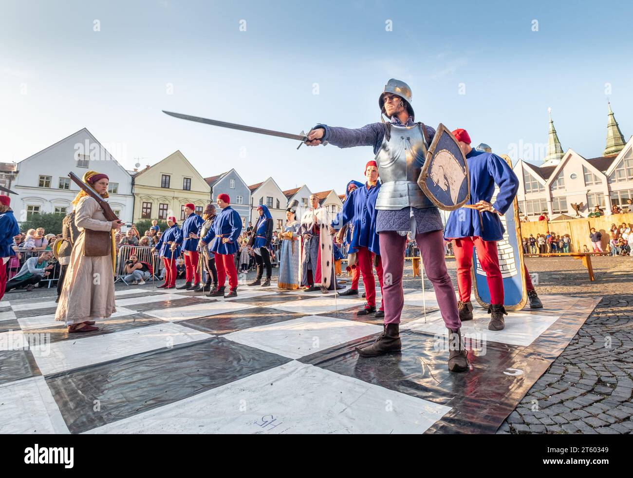 Zilina, Slovaque Republiс, Slovaquie - 28 juillet 2023 : figurines d'échecs en direct vêtues de costumes médiévaux et armures lors de la restauration annuelle traditionnelle Banque D'Images